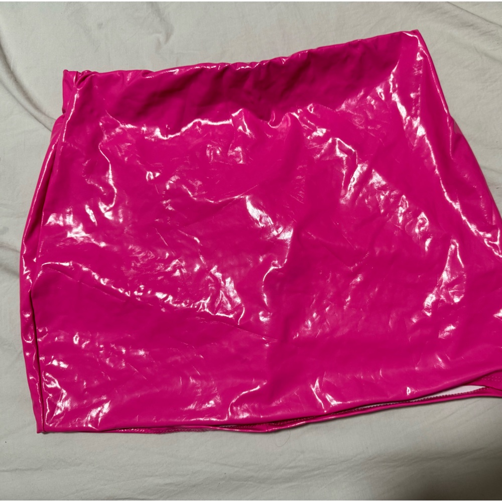 Selling a Barbie pink vinyl skirt bought @Laura’s boutique no longer fits size L